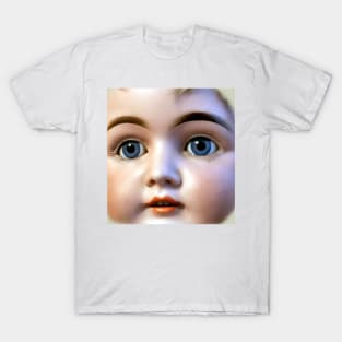 Doll face with fixed blue eyes: Eternal childhood! T-Shirt